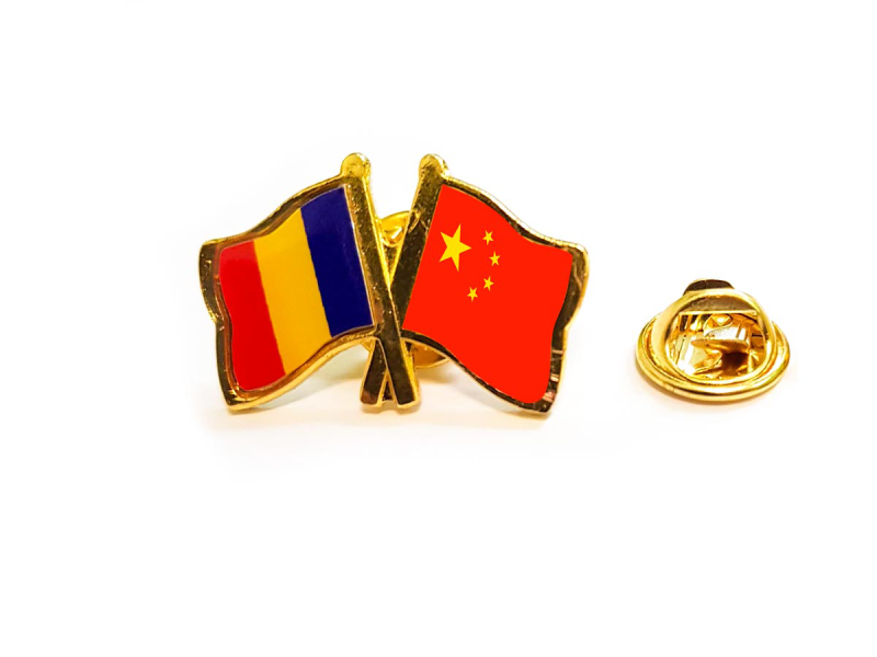 Insigna pin steag Romania si China - Fotografie 1