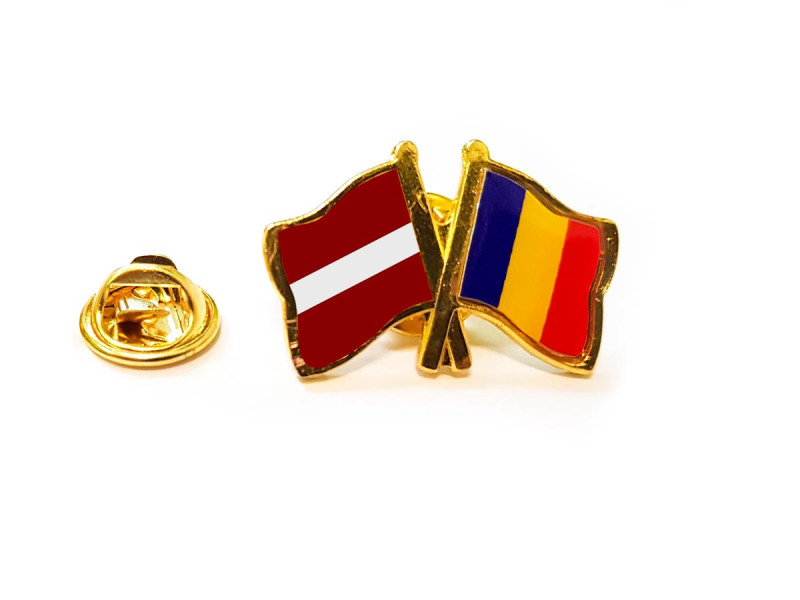 Insigna pin steag Romania si Letonia - Fotografie 1