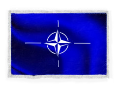 Steag NATO cu franjuri