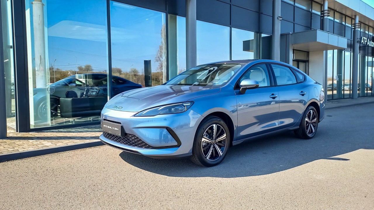 BYD SEAL 5 DM-i 4 uși Design PHEV 179 CP AT în stoc