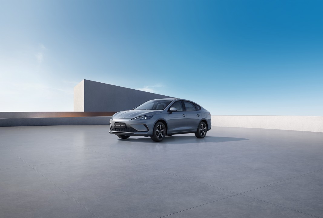 BYD SEAL 5 DM-i 4 uși Design PHEV 179 CP AT în stoc cu livrare imediată