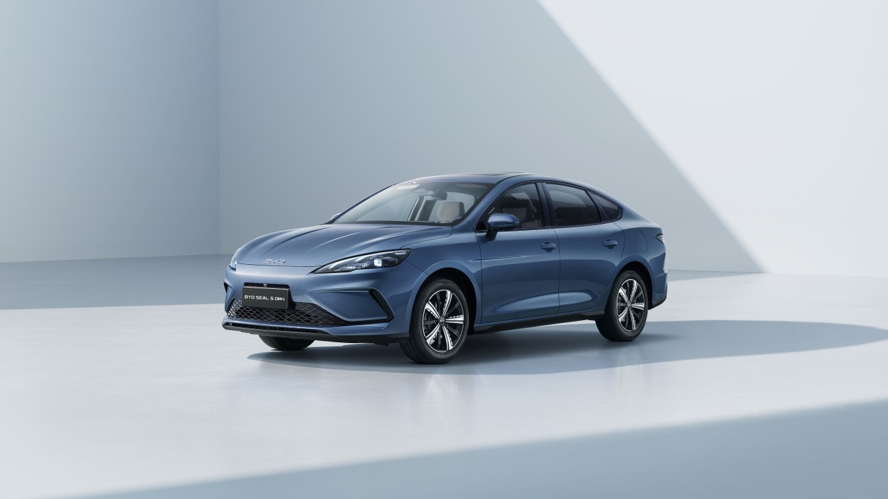 BYD SEAL 5 DM-i 4 uși Comfort PHEV 179 CP AT în stoc cu livrare imediată