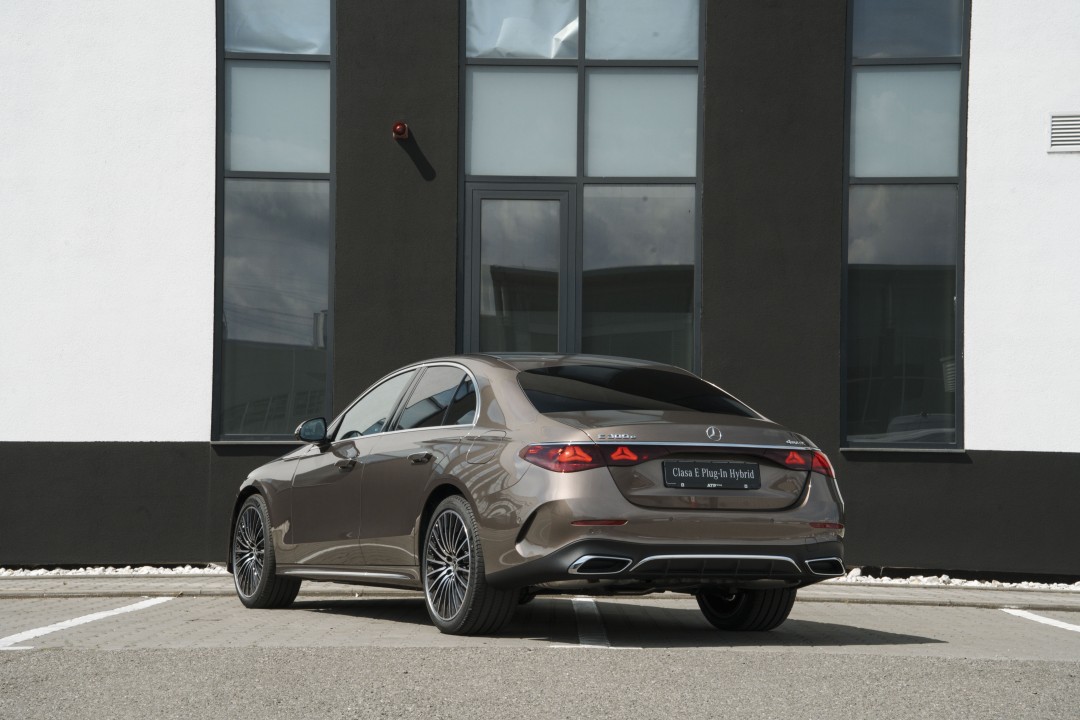 Mercedes-Benz E 300 E 4MATIC Limuzina Cu Tehnologie EQ Hybrid