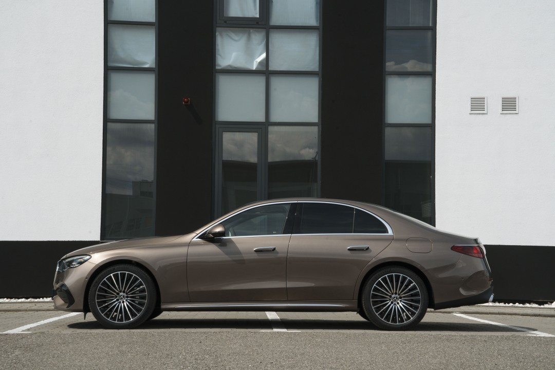 Mercedes-Benz E 300 E 4MATIC Limuzina Cu Tehnologie EQ Hybrid
