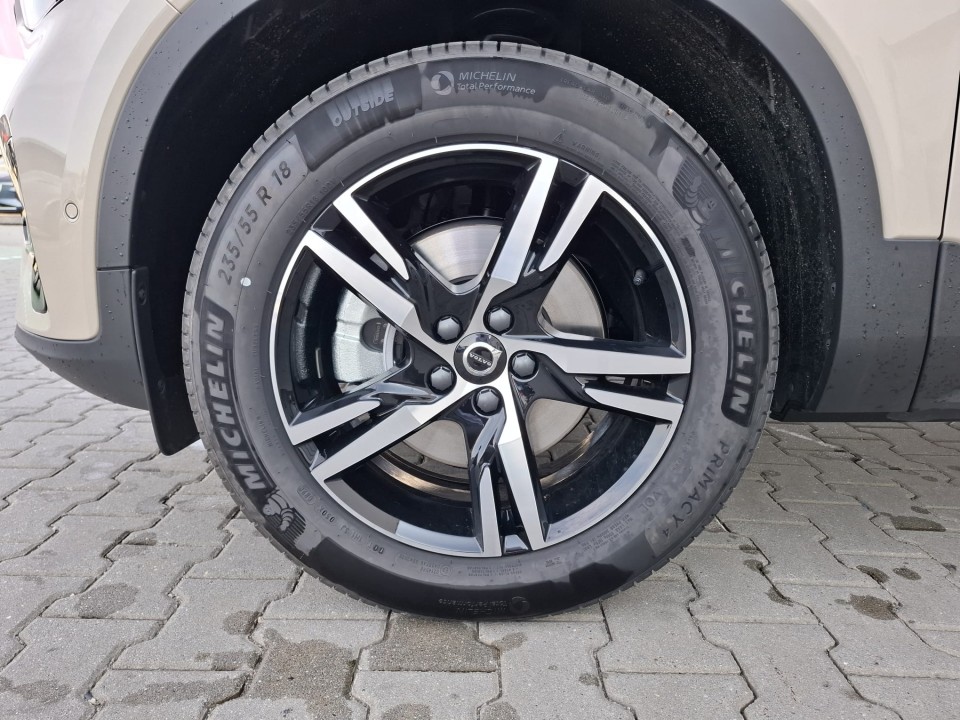 Volvo XC 40 XC40 Plus Dark B3 (P) AT7 FWD