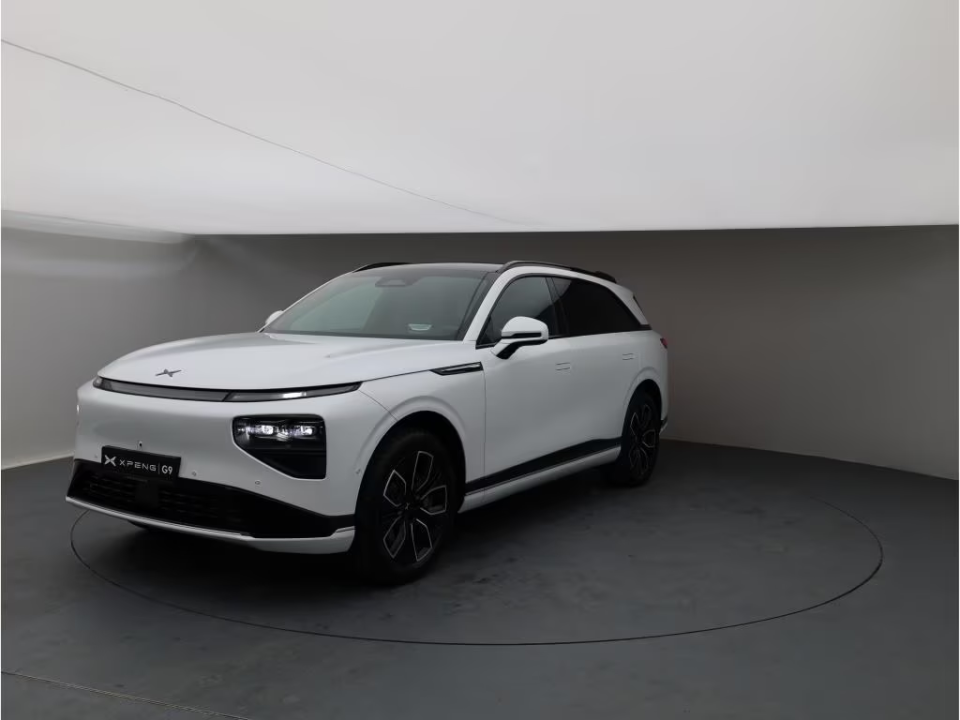XPENG G9 RWD Long Range - Premium Arctic White 351cp (258 kw)