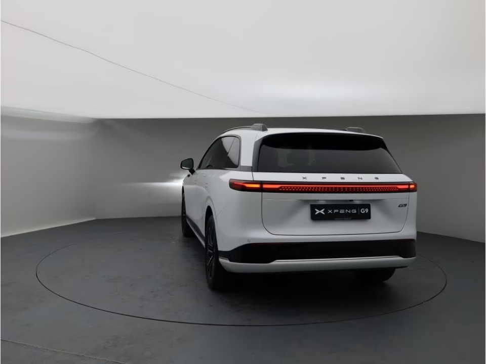 XPENG G9 RWD Long Range - Premium Arctic White 351cp (258 kw)