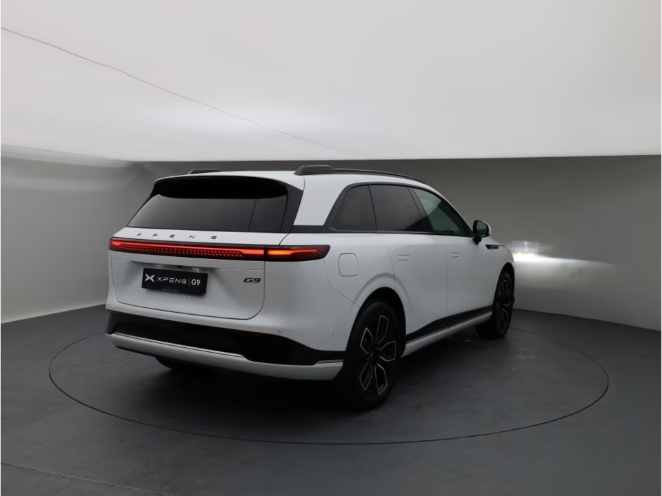 XPENG G9 RWD Long Range - Premium Arctic White 351cp (258 kw)