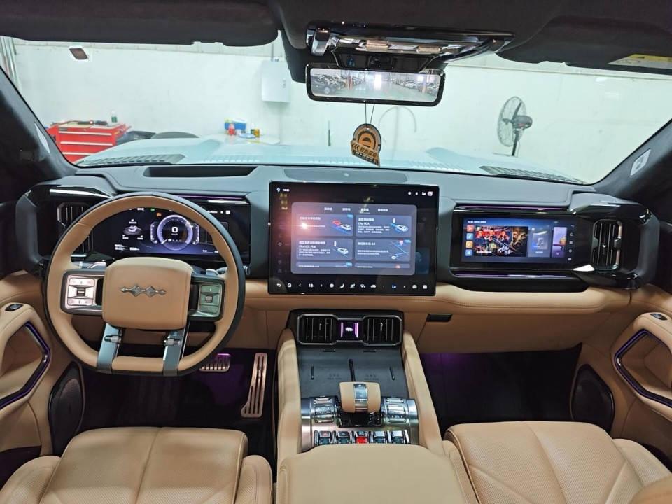 BYD Leopard 8 Flagship 6 Seater