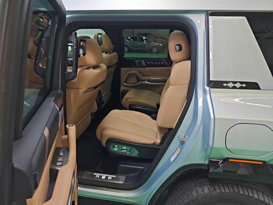 BYD Leopard 8 Flagship 6 Seater