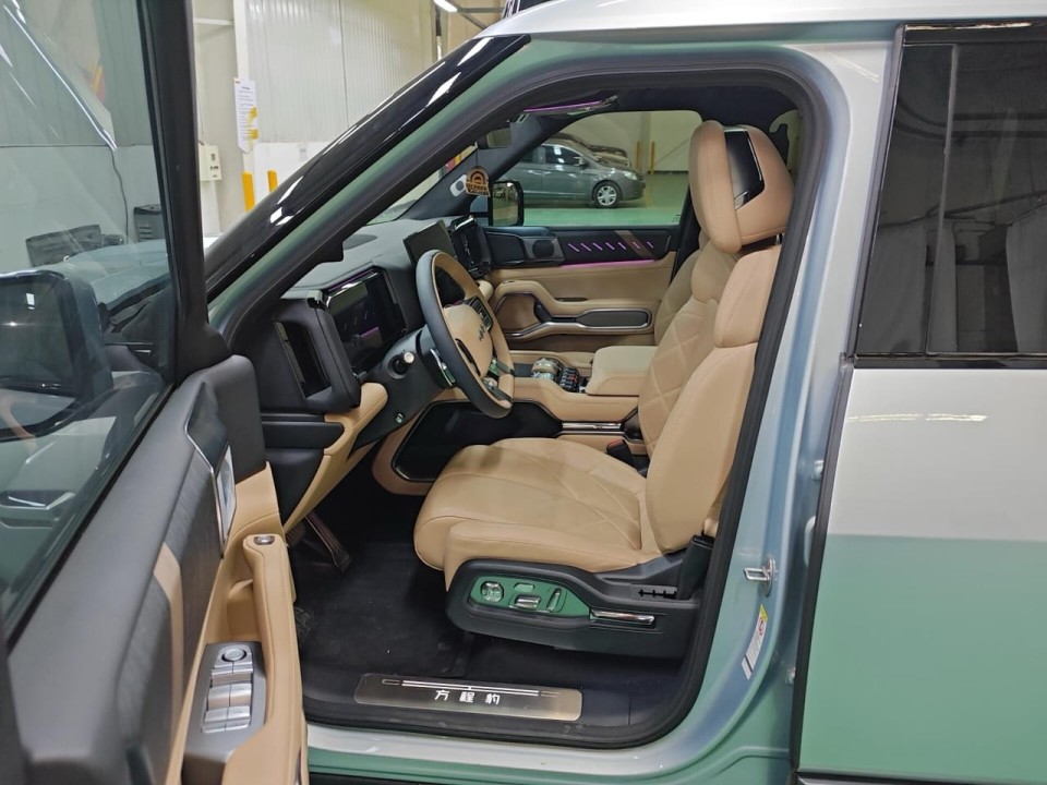 BYD Leopard 8 Flagship 6 Seater