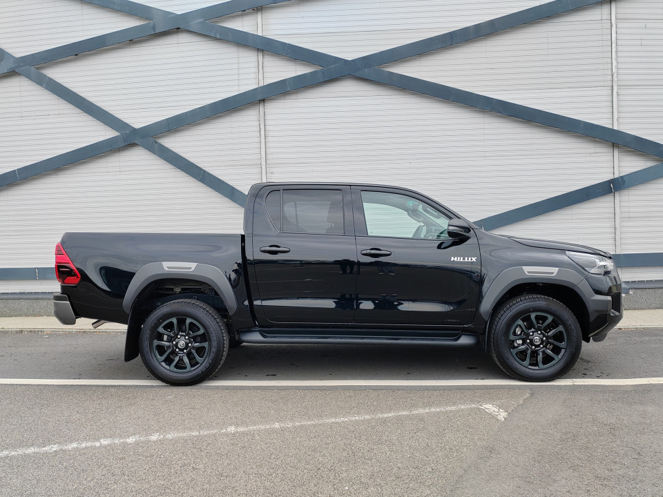 Toyota Hilux Double Cab 2.8D AT INVINCIBLE (2)