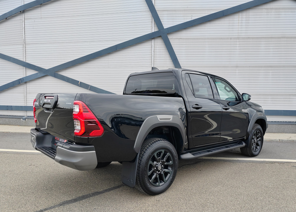 Toyota Hilux Double Cab 2.8D AT INVINCIBLE (3)