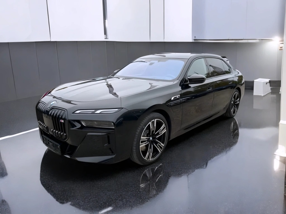 BMW M760e xDrive (2)