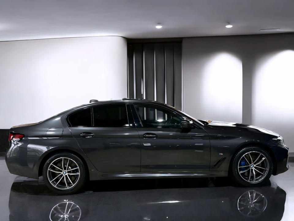 BMW Seria 5 540i M-Sport (2)