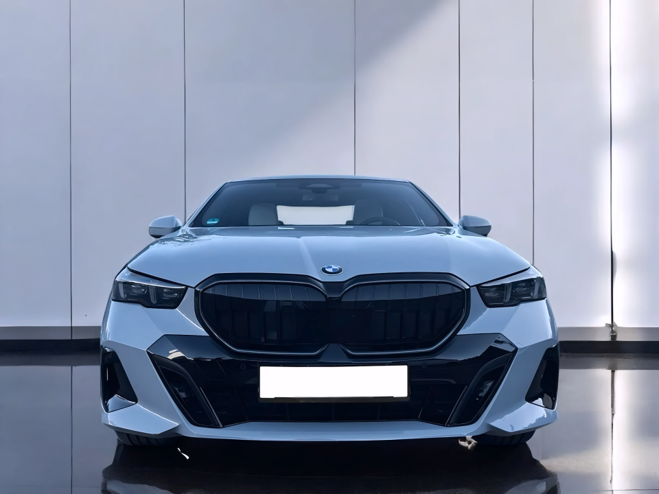 BMW Seria 5 520i M-Sport (2)