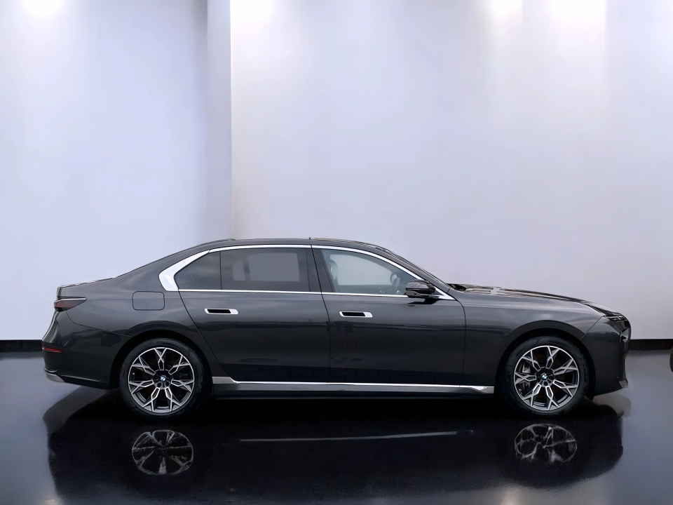 BMW Seria 7 750e xDrive (2)