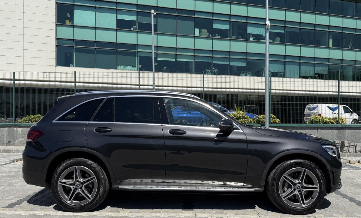 Mercedes-Benz GLC SUV 300e 4MATIC AMG Line (2)