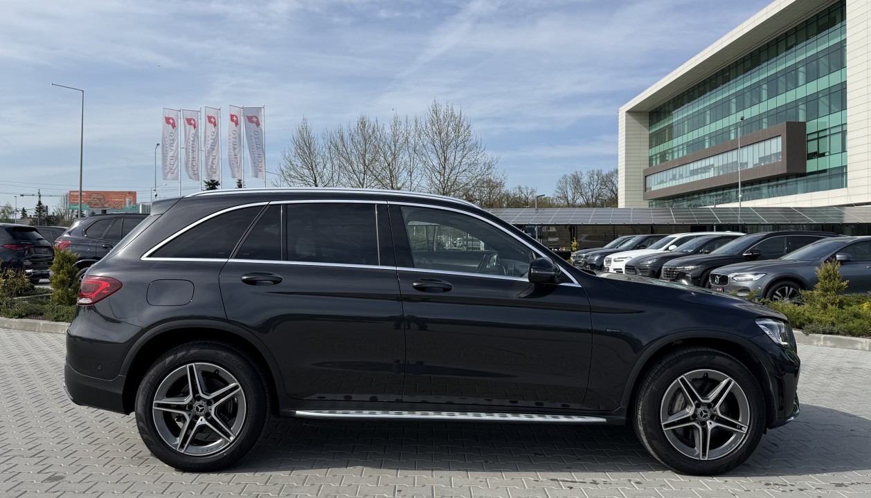 Mercedes-Benz GLC SUV 300e 4MATIC AMG Line (2)