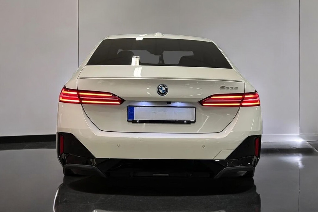 BMW Seria 5 530e M-Sport (4)