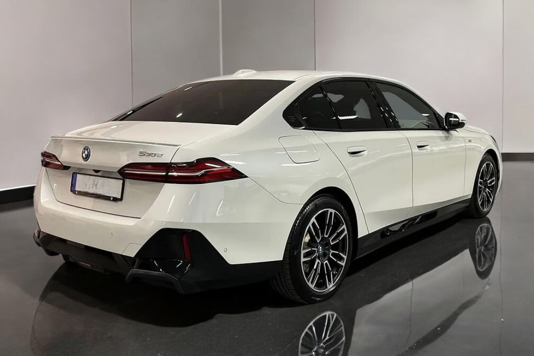 BMW Seria 5 530e M-Sport (3)