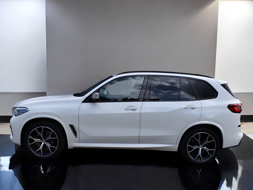 BMW X5 M50i (2)