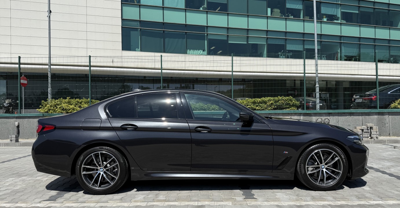 BMW Seria 5 520d sDrive M-Sport (2)
