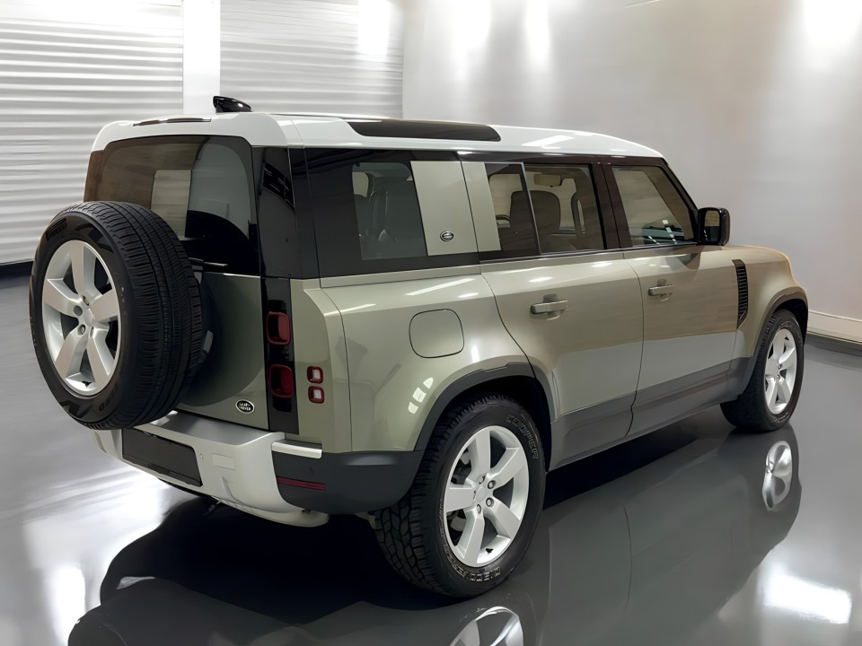 Land Rover Defender 110 D250 HSE (2)