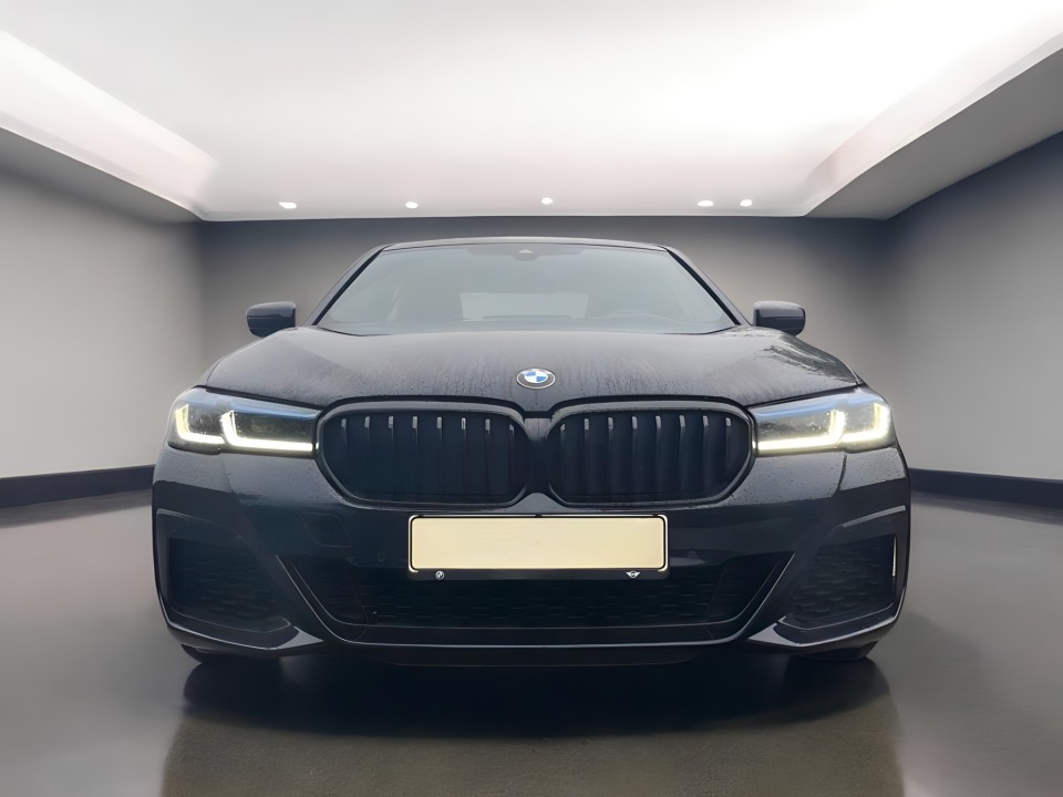 BMW Seria 5 520i M-Sport (2)