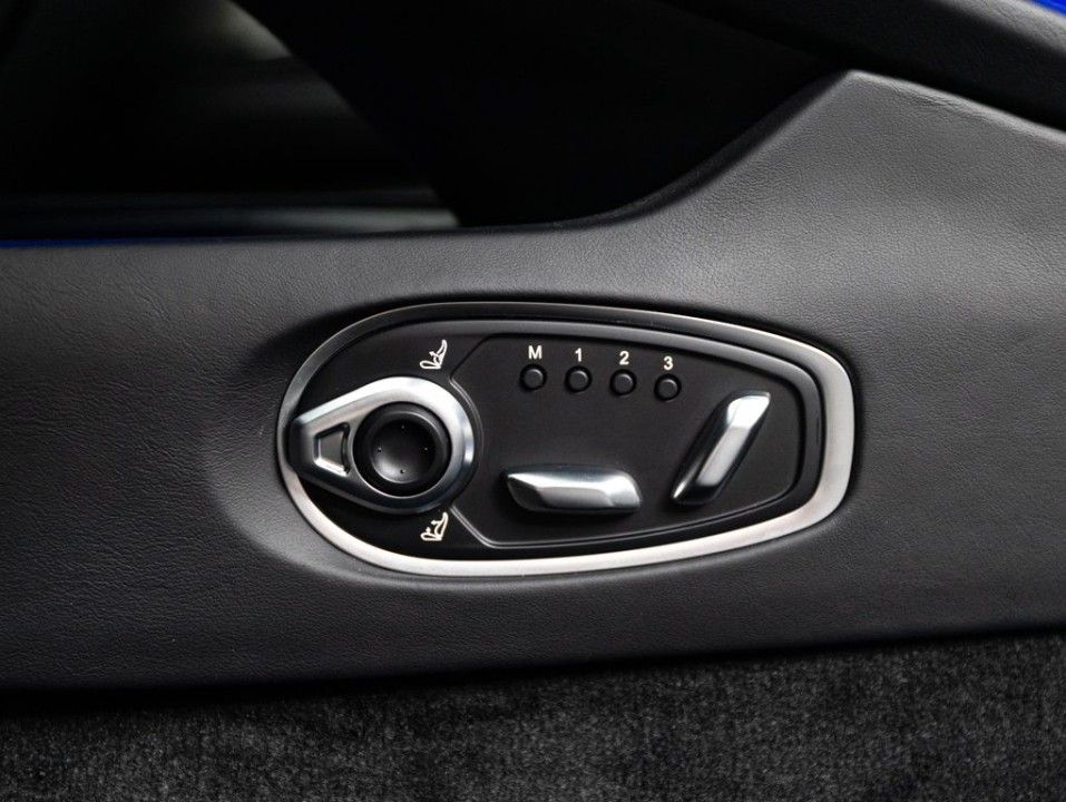 Aston Martin DB12 - foto 13