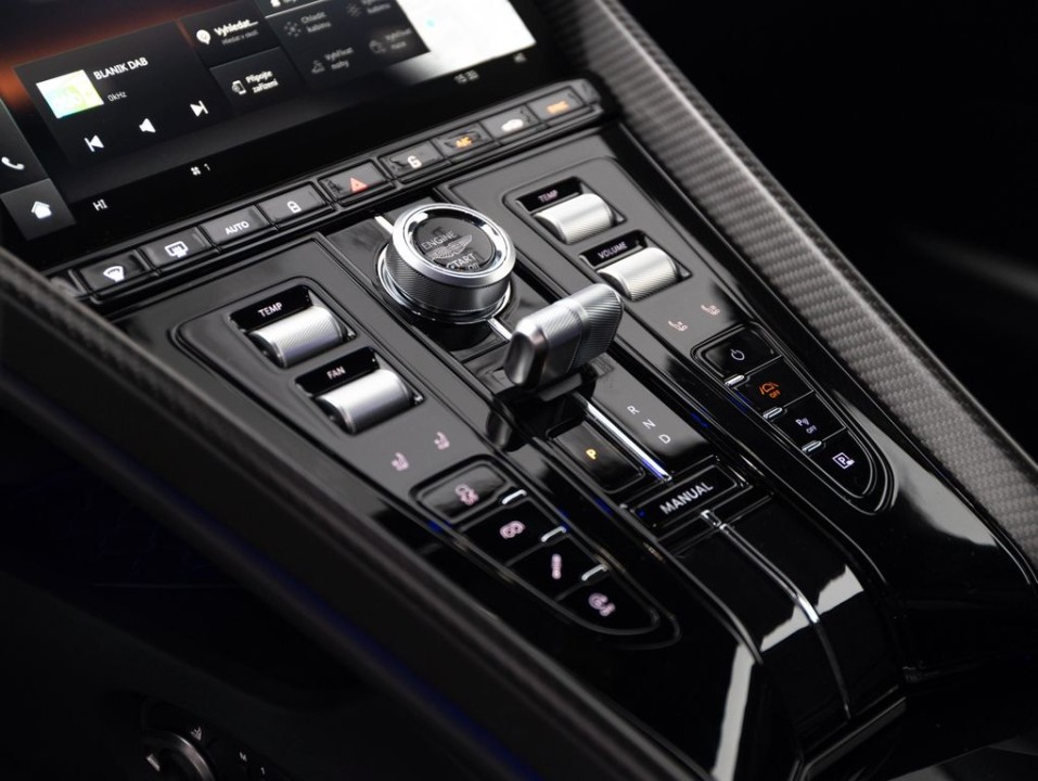 Aston Martin DB12 - foto 11