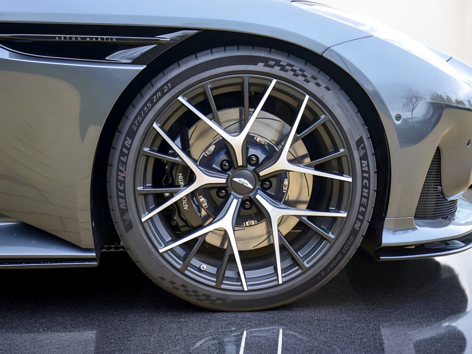 Aston Martin DB12 Volante - foto 19