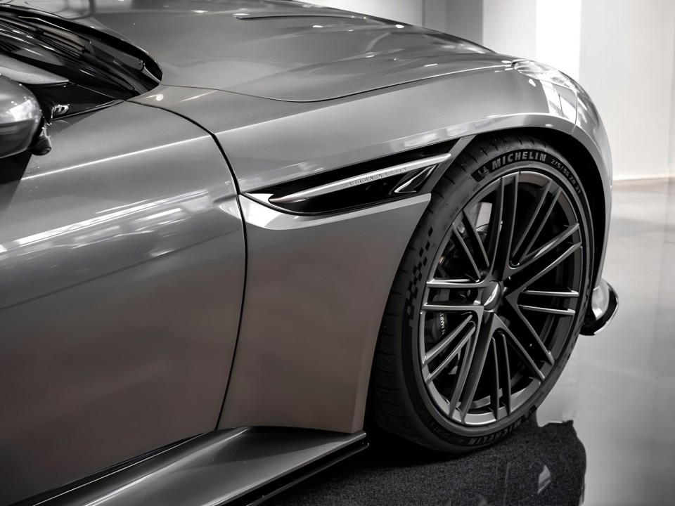Aston Martin DB12 V8 Coupe - foto 11