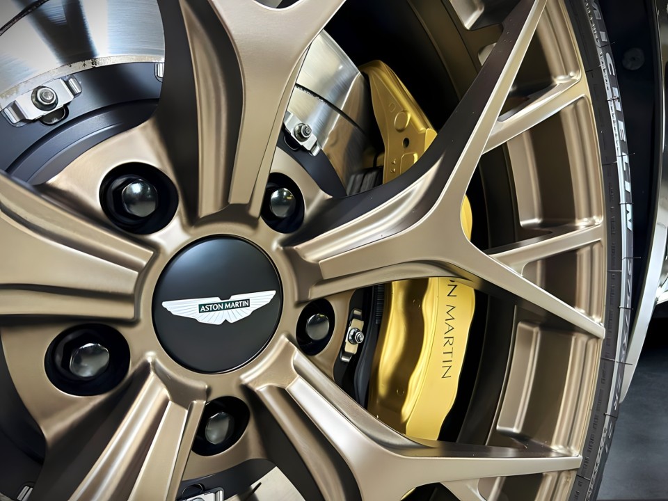 Aston Martin DB12 - foto 33
