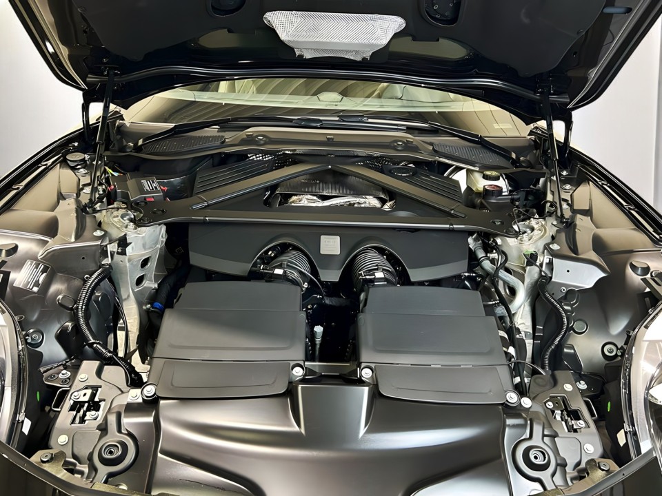 Aston Martin DB12 - foto 27