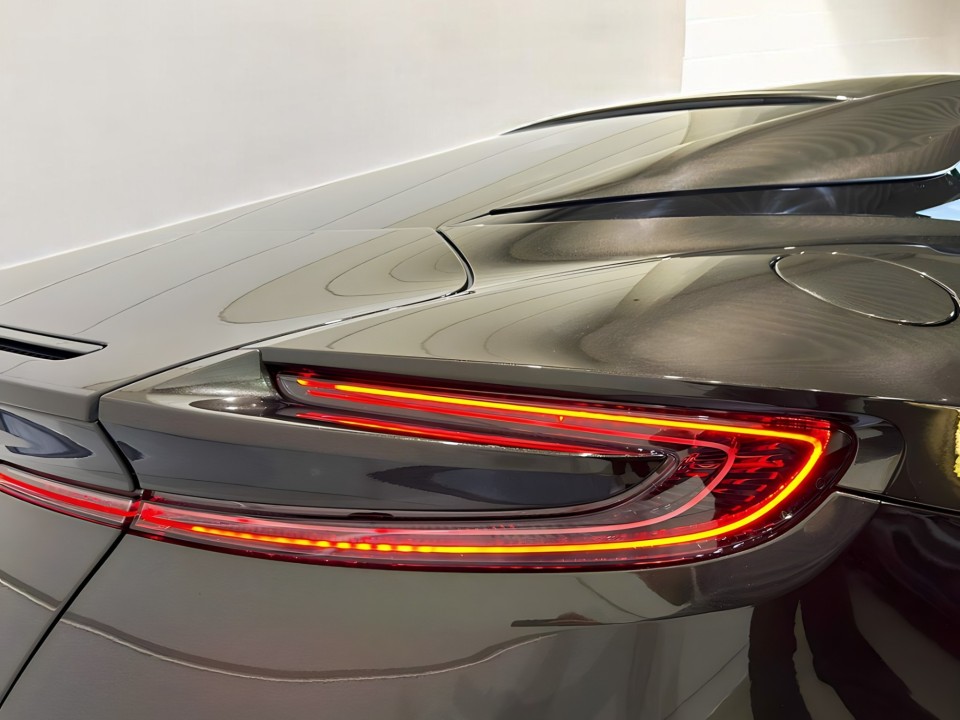 Aston Martin DB12 - foto 29