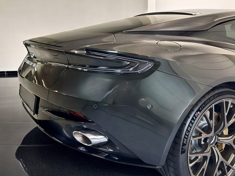 Aston Martin DB12 - foto 31