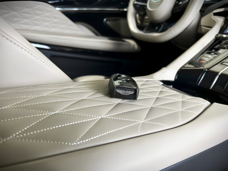 Aston Martin DB12 - foto 14