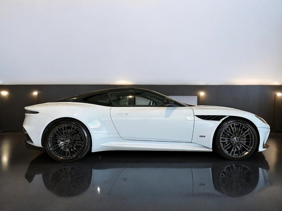 Aston Martin DBS Superleggera (2)