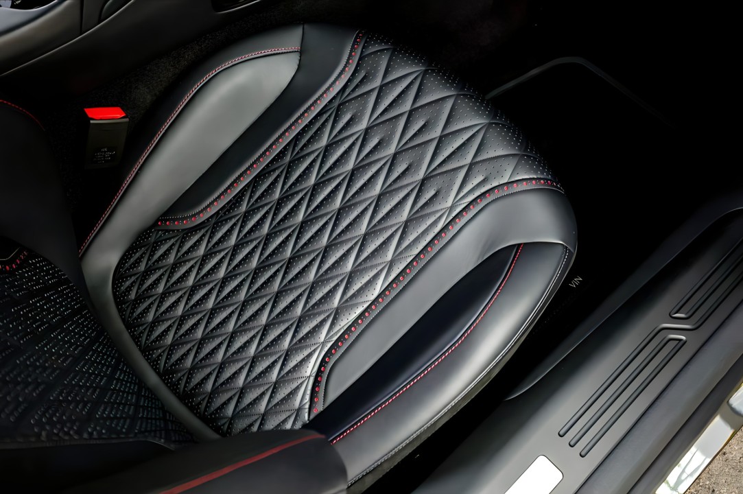 Aston Martin DB12 V8 - foto 16