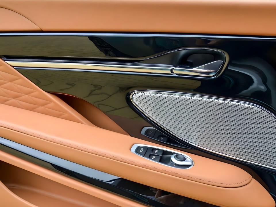 Aston Martin DB12 Coupe - foto 18