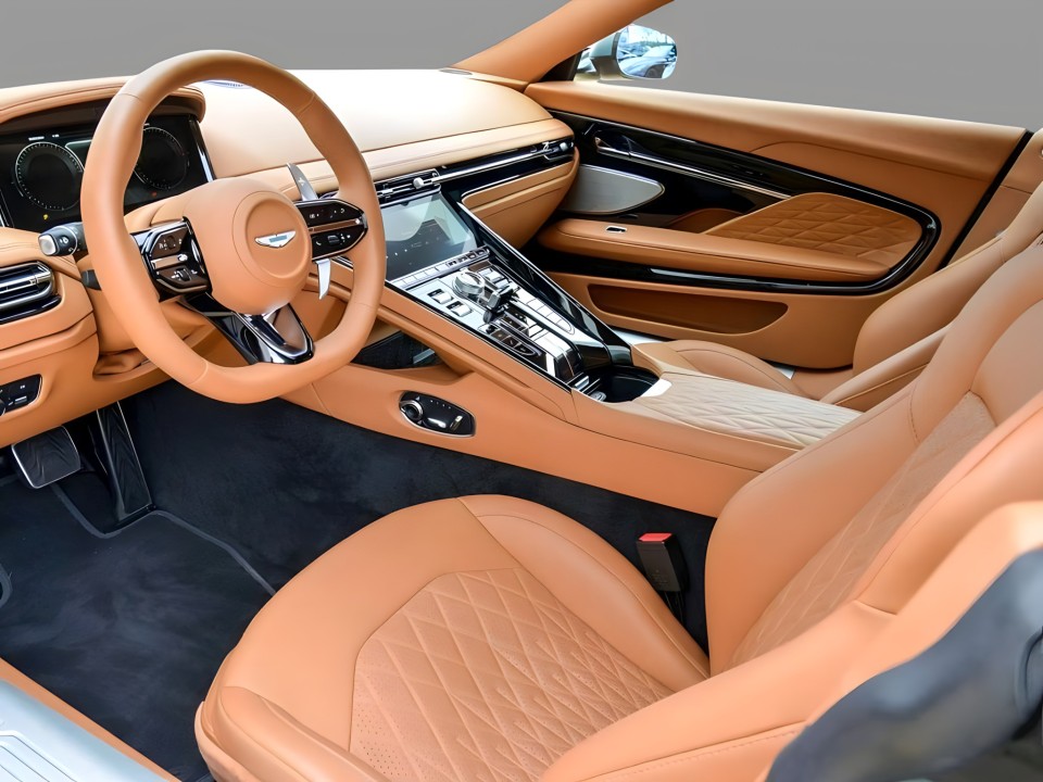 Aston Martin DB12 Coupe - foto 8