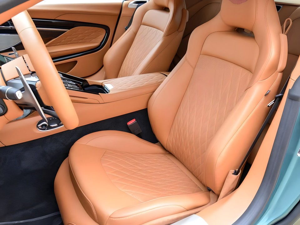 Aston Martin DB12 Coupe - foto 7