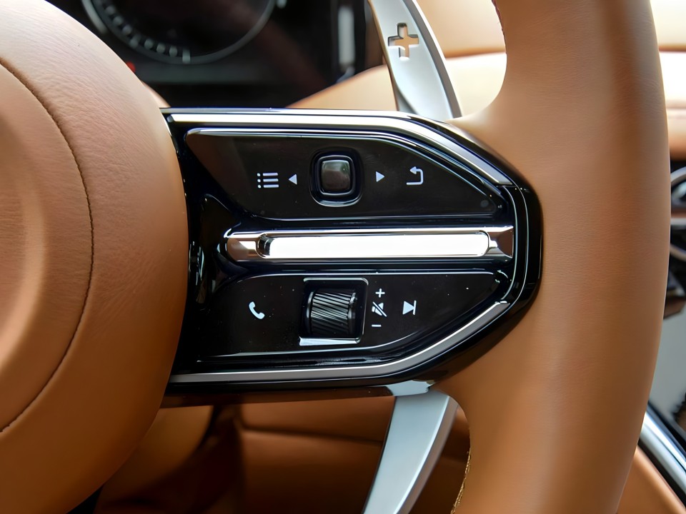 Aston Martin DB12 Coupe - foto 13