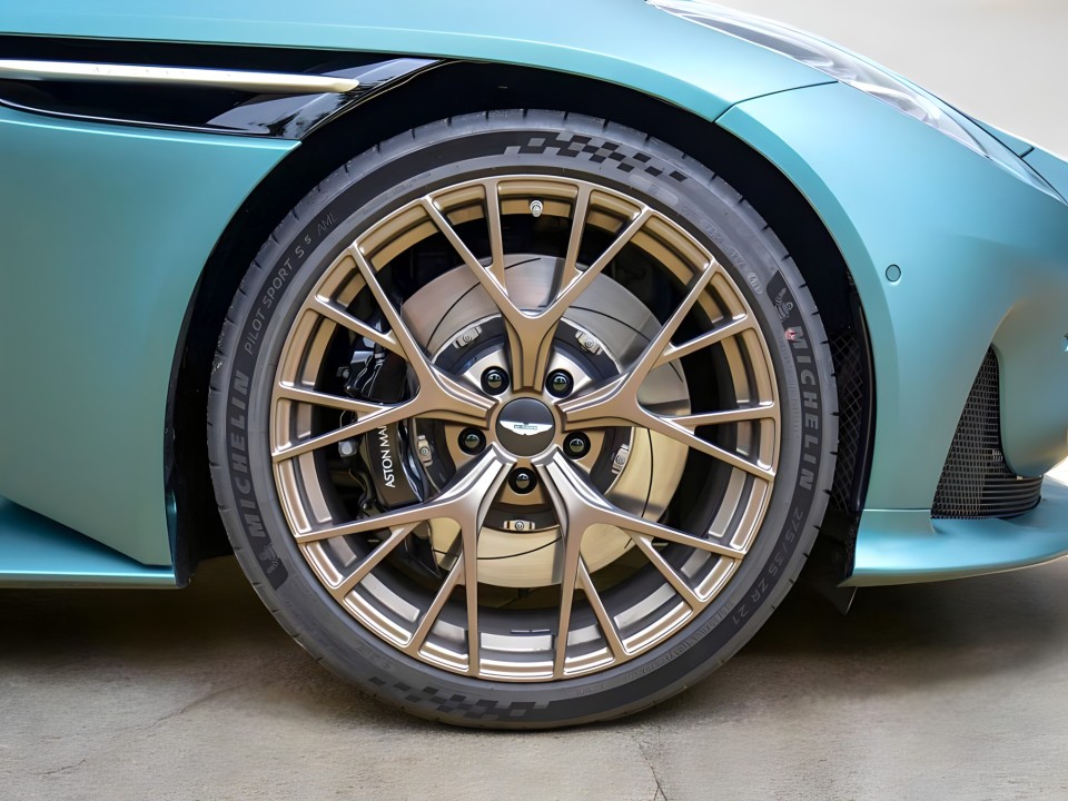 Aston Martin DB12 Coupe - foto 26
