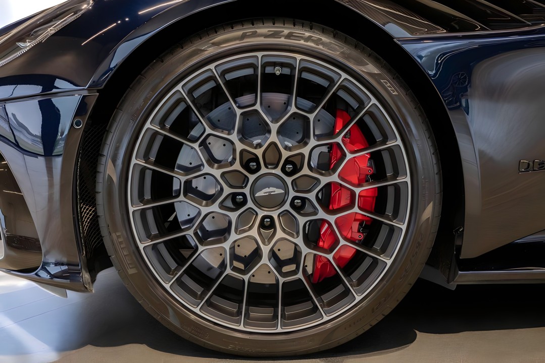 Aston Martin DBS 770 - foto 28