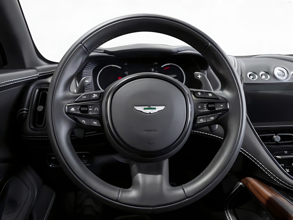 Aston Martin DBX (5)
