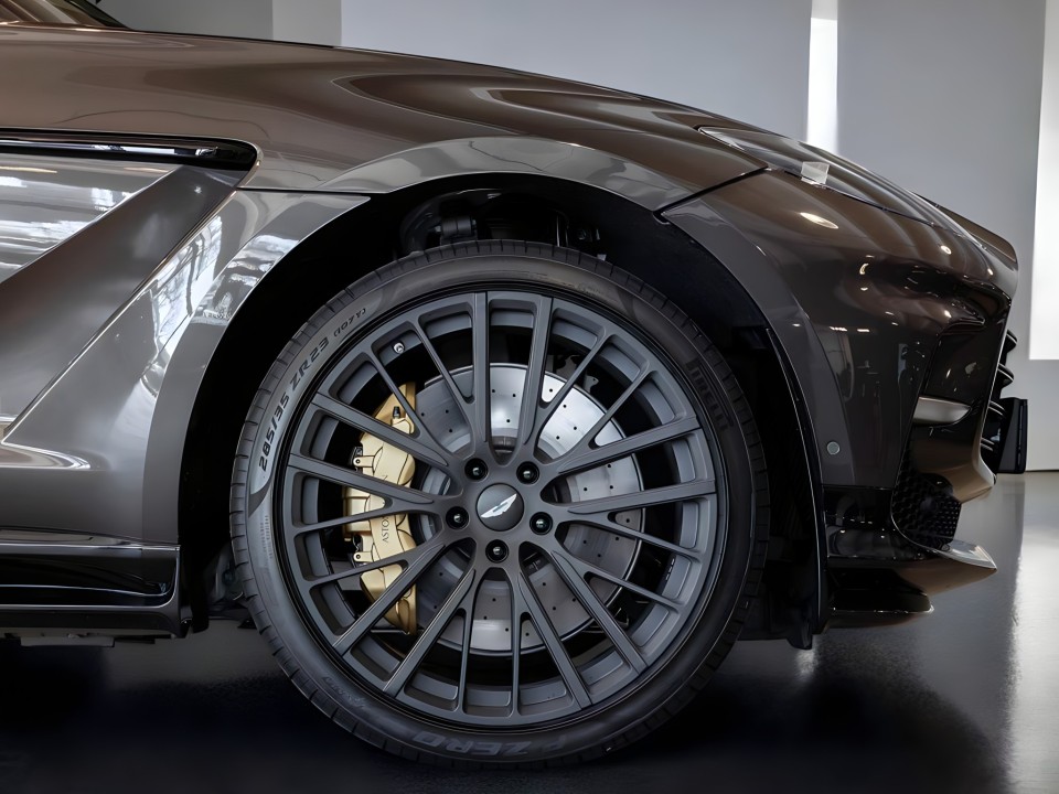 Aston Martin DBX 707 - foto 11