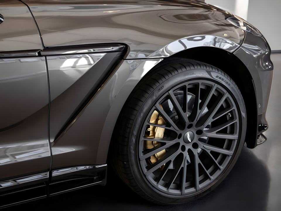 Aston Martin DBX 707 - foto 10