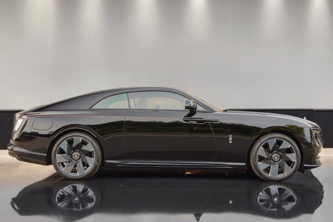 Rolls-Royce Spectre (2)